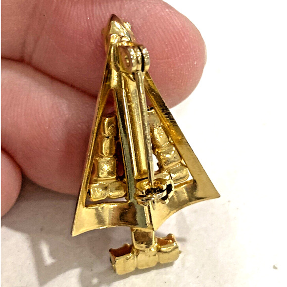 Vintage Christmas Tree Brooch Goldtone Pin with Red Green & White Rhinestones - Picture 5 of 6